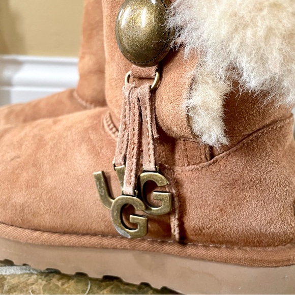 UGG Bailey Button~UGG Charms•5•Chestnut•Shearling Lined Boots From UGG Australia - Picture 6 of 12
